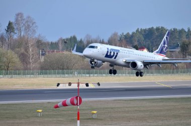 Litvanya, Vilnius, - 08 Nisan 2025: LOT Polonya Havayolları, Embraer E190STD uçağı Litvanya, Vilnius havaalanına indi.