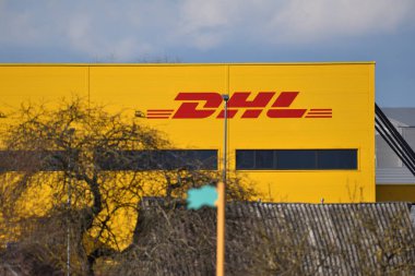 Vilnius, Litvanya - 08 Nisan 2025: Vilnius Havalimanı 'ndaki DHL binası ve ofisi. DHL Express, Alman lojistik şirketi Deutsche Post DHL 'in uluslararası posta hizmetleri sağlayan bir bölümüdür.