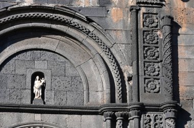 Randazzo, Sicilya. Santa Maria Bazilikası 'nın eski sanatsal portalının detayları.