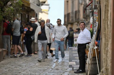 Erice, İtalya - 28 Ekim 2023: Erice, İtalya 'da kimliği belirsiz kişiler. Erice, İtalya 'nın Sicilya eyaletinde yer alan bir şehirdir.