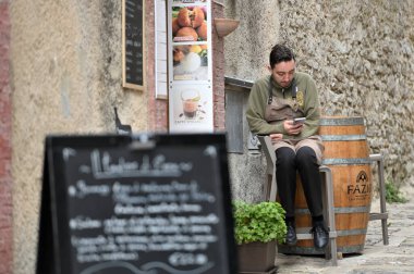 Erice, İtalya - 28 Ekim 2023: Erice, İtalya 'da kimliği belirsiz kişiler. Erice, İtalya 'nın Sicilya eyaletinde yer alan bir şehirdir.