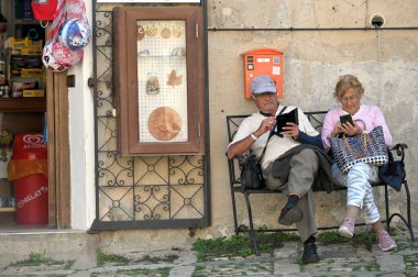 Erice, İtalya - 28 Ekim 2023: Erice, İtalya 'da kimliği belirsiz kişiler. Erice, İtalya 'nın Sicilya eyaletinde yer alan bir şehirdir.