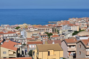 Cefalu, İtalya - 29 Ekim 2023: Cefalu eski kasabası, Palermo bölgesi, Sicilya adasındaki eski kırmızı çatılara bakın