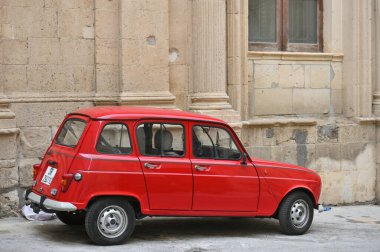 Syracuse, İtalya - 31 Ekim 2023: Sicilya, Syracuse, İtalya 'da 4 numaralı klasik kırmızı Renault arabası