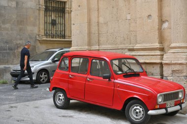 Syracuse, İtalya - 31 Ekim 2023: Sicilya, Syracuse, İtalya 'da 4 numaralı klasik kırmızı Renault arabası