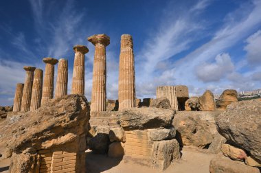Sicilya 'daki Agrigento' daki Yunan Tapınağı - arka planda açık mavi bir gökyüzü