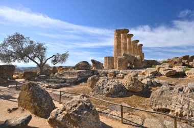 Sicilya 'daki Agrigento' daki Yunan Tapınağı - arka planda açık mavi bir gökyüzü