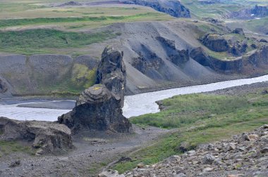 İzlanda manzarası, volkan, dağlar ve sakin nehir, Kuzey İzlanda