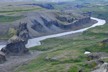 İzlanda manzarası, volkan, dağlar ve sakin nehir, Kuzey İzlanda