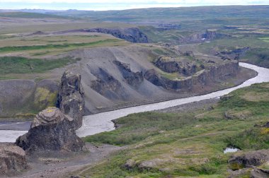 İzlanda manzarası, volkan, dağlar ve sakin nehir, Kuzey İzlanda