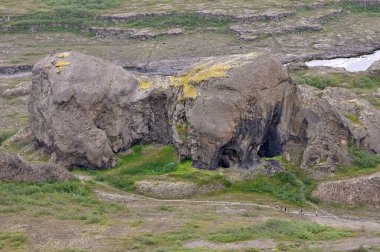 İzlanda manzarası, volkan, dağlar ve sakin nehir, Kuzey İzlanda