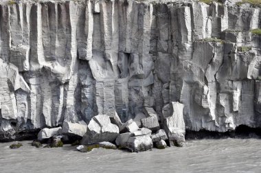 Hafragilsfoss şelalesi Dettifoss yakınlarındaki deniz erozyonu. Kuzey İzlanda. Yaz günü.