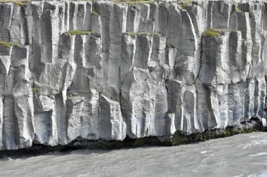 Hafragilsfoss şelalesi Dettifoss yakınlarındaki deniz erozyonu. Kuzey İzlanda. Yaz günü.
