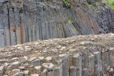 Doğu İzlanda 'daki Studlagil bazalt kanyonu. Kanyon, Doğu İzlanda 'daki Jokuldalur Vadisi' nin üst kesiminde yer almaktadır.