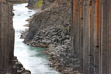 Doğu İzlanda 'daki Studlagil bazalt kanyonu. Kanyon, Doğu İzlanda 'daki Jokuldalur Vadisi' nin üst kesiminde yer almaktadır.