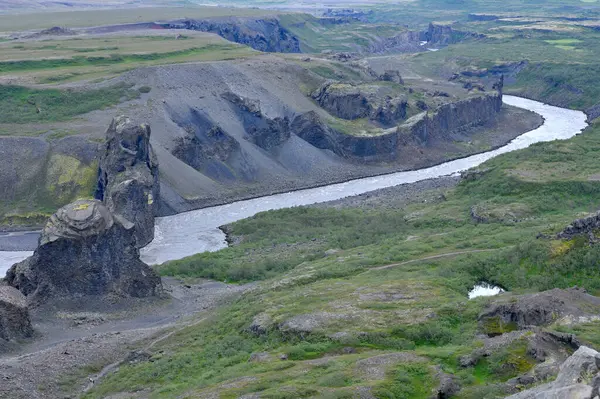 İzlanda manzarası, volkan, dağlar ve sakin nehir, Kuzey İzlanda
