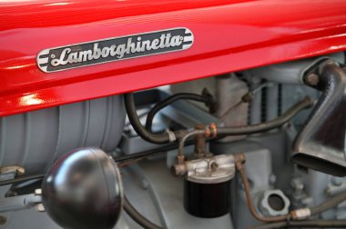 Bologna, İtalya - 29 Aralık 2024: Bologna, İtalya 'daki Ferruccio Lamborghini Müzesi' nde klasik traktör Lamborghini 'nin detayları