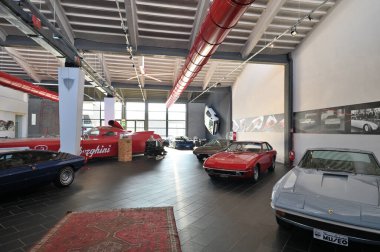 Bologna, İtalya - 29 Aralık 2024: Bologna, İtalya 'daki Ferruccio Lamborghini Müzesinde Lamborghini marka antika arabalar
