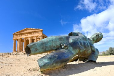 Agrigento, İtalya - 02 Kasım 2023: Concordia Tapınağı ve Tapınaklar Vadisi 'ndeki Düşmüş İkarus Heykeli. Agrigento, Sicilya, Güney İtalya