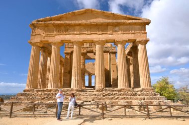 Agrigento, İtalya - 02 Kasım 2023: Ünlü Valle dei Templi UNESCO Dünya Mirası. Yunan tapınağı - Concordia Tapınağı 'nın kalıntıları. Agrigento, Sicilya, Güney İtalya