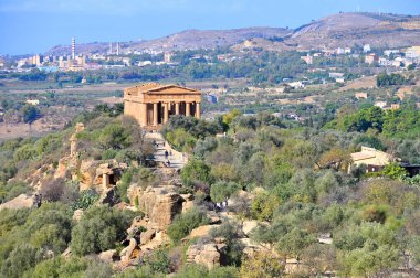 Agrigento, İtalya - 02 Kasım 2023: Ünlü Valle dei Templi UNESCO Dünya Mirası. Yunan tapınağı - Concordia Tapınağı 'nın kalıntıları. Agrigento, Sicilya, Güney İtalya