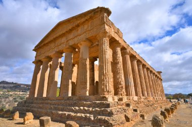 Agrigento, İtalya - 02 Kasım 2023: Ünlü Valle dei Templi UNESCO Dünya Mirası. Yunan tapınağı - Concordia Tapınağı 'nın kalıntıları. Agrigento, Sicilya, Güney İtalya