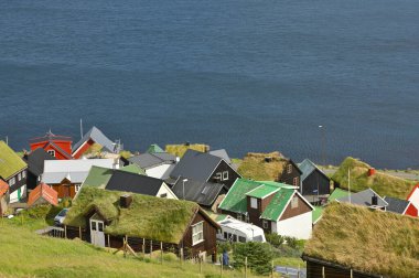 Faroe Adaları, 13 Ağustos 2024: Danimarka 'nın Faroe Adaları' ndaki tipik renkli balıkçı köyü.