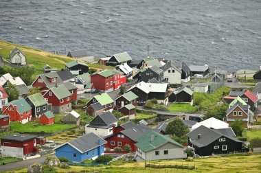 Faroe Adaları, 12 Ağustos 2024: Danimarka 'nın Faroe Adaları' ndaki tipik renkli balıkçı köyü.