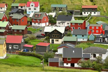 Faroe Adaları, 12 Ağustos 2024: Danimarka 'nın Faroe Adaları' ndaki tipik renkli balıkçı köyü.