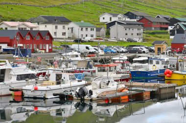 Faroe Adaları, 11 Ağustos 2024: Danimarka 'nın Faroe Adaları' ndaki tipik renkli balıkçı köyü.