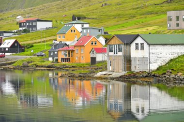 Faroe Adaları, 11 Ağustos 2024: Danimarka 'nın Faroe Adaları' ndaki tipik renkli balıkçı köyü.