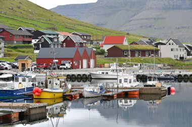Faroe Adaları, 11 Ağustos 2024: Danimarka 'nın Faroe Adaları' ndaki tipik renkli balıkçı köyü.