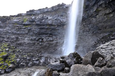 Bordoy Adası 'ndaki Fossa Şelalesi. Burası Faroe Adaları 'ndaki en yüksek şelale. İskandinav manzarasında yer alıyor.