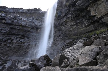 Bordoy Adası 'ndaki Fossa Şelalesi. Burası Faroe Adaları 'ndaki en yüksek şelale. İskandinav manzarasında yer alıyor.