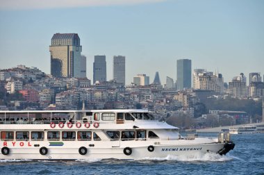 İstanbul, Türkiye - 5 Nisan 2024: İstanbul, Türkiye 'deki Boğaz' da farklı boyutlarda tekneler. Boğaz, doğal bir boğaz ve uluslararası alanda önemli bir su yolu.