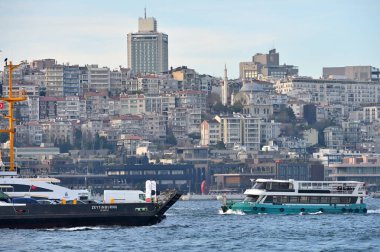 İstanbul, Türkiye - 5 Nisan 2024: İstanbul, Türkiye 'deki Boğaz' da farklı boyutlarda tekneler. Boğaz, doğal bir boğaz ve uluslararası alanda önemli bir su yolu.