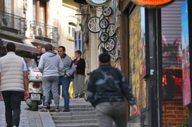 İstanbul, Türkiye - 03 Mart 2024: İstanbul, Türkiye, Avrupa 'da kimliği belirsiz kişiler