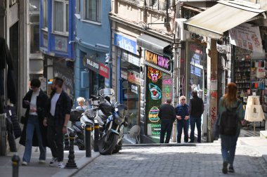 İstanbul, Türkiye - 03 Mart 2024: İstanbul, Türkiye, Avrupa 'da kimliği belirsiz kişiler