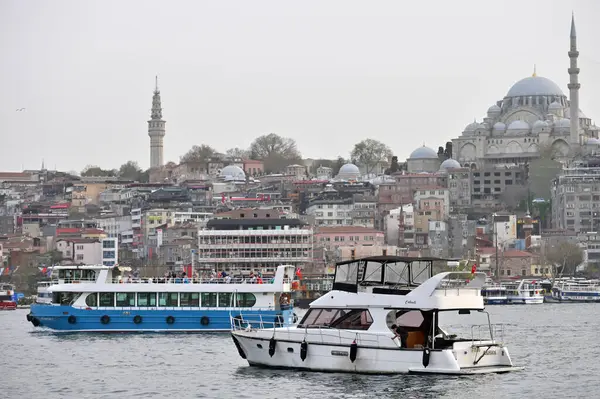 İstanbul, Türkiye - 3 Nisan 2024: İstanbul, Türkiye 'de İstanbul Boğazı' nda farklı boyutlarda tekneler. Boğaz, doğal bir boğaz ve uluslararası alanda önemli bir su yolu.