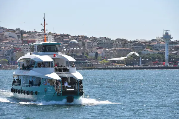 İstanbul, Türkiye - 3 Nisan 2024: İstanbul, Türkiye 'de İstanbul Boğazı' nda farklı boyutlarda tekneler. Boğaz, doğal bir boğaz ve uluslararası alanda önemli bir su yolu.
