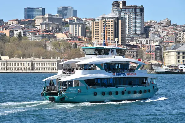 İstanbul, Türkiye - 3 Nisan 2024: İstanbul, Türkiye 'de İstanbul Boğazı' nda farklı boyutlarda tekneler. Boğaz, doğal bir boğaz ve uluslararası alanda önemli bir su yolu.