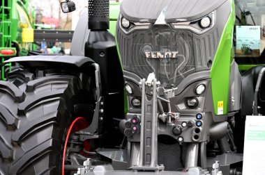 Kaunas, Litvanya - 21 Mart 2024: Litvanya 'nın Kaunas kentindeki Uluslararası Tarım Sergisi' nde Fendt Farm traktör aracı