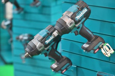 Kaunas, Litvanya - 27 Mart 2025: Kaunas, Litvanya 'da satılık profesyonel elektrikli Makita marka araçlar.