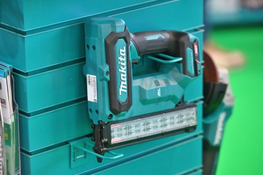 Kaunas, Litvanya - 27 Mart 2025: Kaunas, Litvanya 'da satılık profesyonel elektrikli Makita marka araçlar.