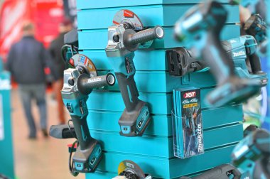 Kaunas, Litvanya - 27 Mart 2025: Kaunas, Litvanya 'da satılık profesyonel elektrikli Makita marka araçlar.