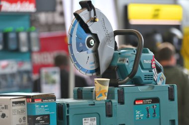 Kaunas, Litvanya - 27 Mart 2025: Kaunas, Litvanya 'da satılık profesyonel elektrikli Makita marka araçlar.