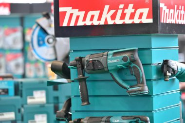 Kaunas, Litvanya - 27 Mart 2025: Kaunas, Litvanya 'da satılık profesyonel elektrikli Makita marka araçlar.