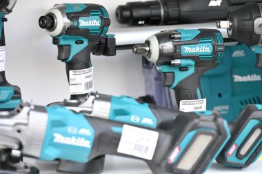 Kaunas, Litvanya - 27 Mart 2025: Kaunas, Litvanya 'da satılık profesyonel elektrikli Makita marka araçlar.