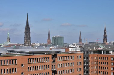 Hamburg, Almanya - 20 Nisan 2025: Şehir manzarası, Hamburg, Almanya 'nın ana kilise çan kuleleri ile gökyüzü