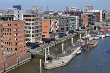 Hamburg, Almanya - 20 Nisan 2025: Şehir manzarası, Hamburg, Almanya 'daki kamu binalarının mimarisi